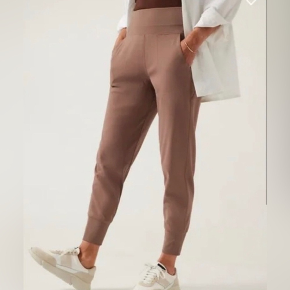 ATHLETA VENICE JOGGERS IN RUSTIC BEIGE SZ M EUC
